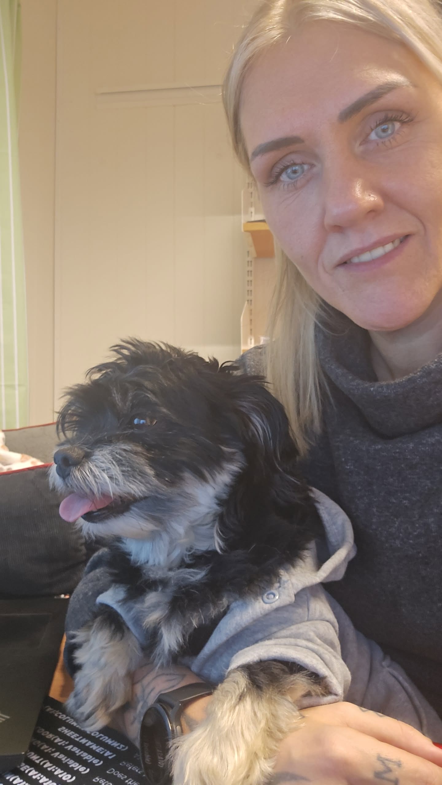 Eier som holder Flaxen-hunden tett inntil seg